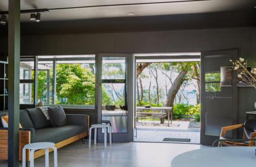 Hyams Beach House | Black Shack on Hyams Beach