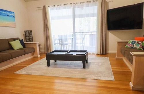 Cams Wharf House | Blackbutt Family Resort Townhouse with Wifi