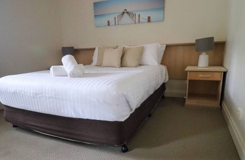Cams Wharf House | Blackbutt Family Resort Townhouse with Wifi