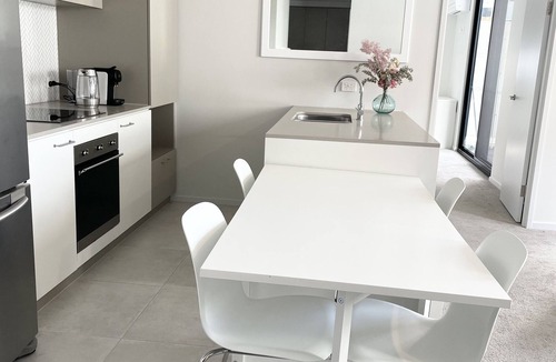 Monash Apartment | Blackdiamond 504 - Beautiful modern 2bd/2bth apartment + pool, spa, sauna access
