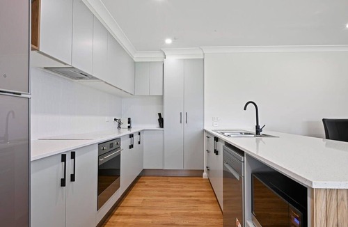 Orange House | Bligh St Bliss - Ideal for Families, Mountain Views