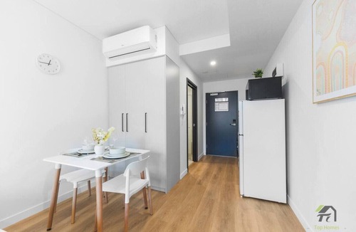 Burwood Apartment | Bliss Retreat with 2 single bed