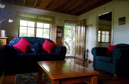 Blackheath Cottage | Blossom Cottage Blackheath couples family friendly gas log fire bush walks cafes