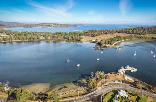 Nubeena House | Blossoms on the Bay - 4 Bedrooms
