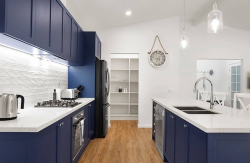 Shoreham House | Blue Beachside Luxe Pet Friendly Walk to Beach