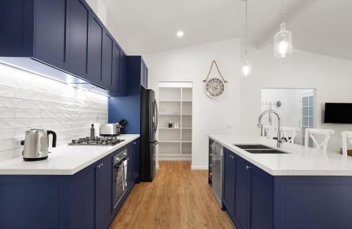 Shoreham House | Blue Beachside - Luxe, Pet Friendly, Walk to Beach