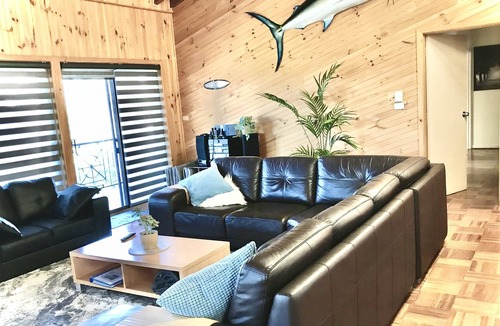 Tuross Head House | Blue Canoe family holiday by the beach. Tuross Head. WIFI, AIR-CON, DISHWASHER