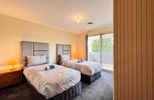 Penrith Villa | Blue Haven Retreat - Thornton Central 34