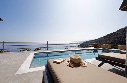 Astros Apartment | Blue Horizon Suites Estate