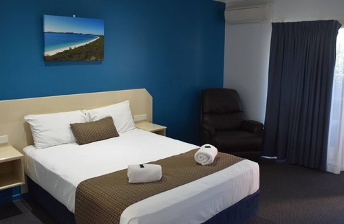 Bowen Hotel | Bluewater Harbour Motel