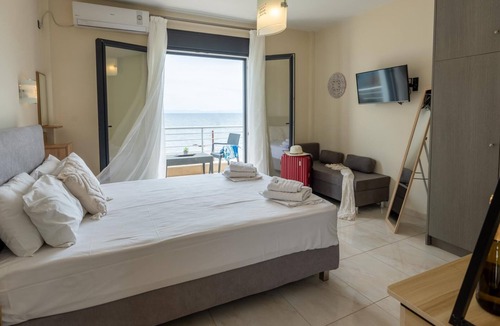 Plomari Hotel | BlueWaves Blue Villa