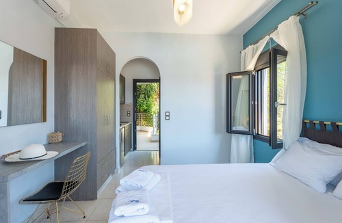 Plomari Hotel | BlueWaves Studios and Villas