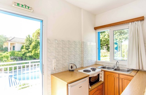 Kerameies Apartment | BlueWhite Studio - Mountain Scene by the Pool