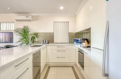 Mindarie Apartment | Boardwalk Bliss - Explore the Lively Mindarie Marina