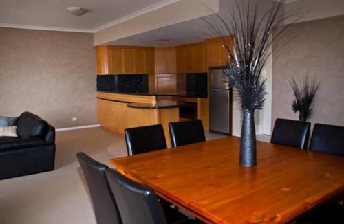 Rockingham Apartment | Boardwalk By The Beach with Free Wi-Fi
