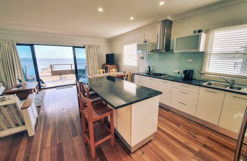 Erowal Bay Cabin | Boathouse on the water- natural getaway
