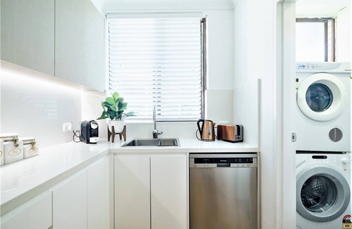 North Bondi Apartment | Bondi Beach Apt Swimming Pool, Parking and Air Con
