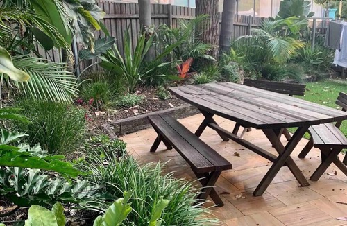 North Bondi Apartment | Bondi Beach w backyard and garden