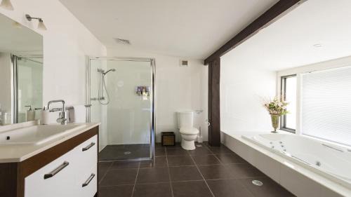 Broke House | Bonn Abbey - Magnificent Stone Lodge