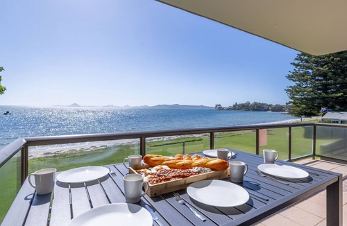 Soldiers Point Apartment | Boondelbah 4, 29 Soldiers Point Rd - waterfront bliss