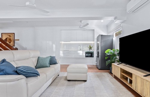 Edge Hill House | Botanica View – Spacious Edge Hill Home with Pool and Views