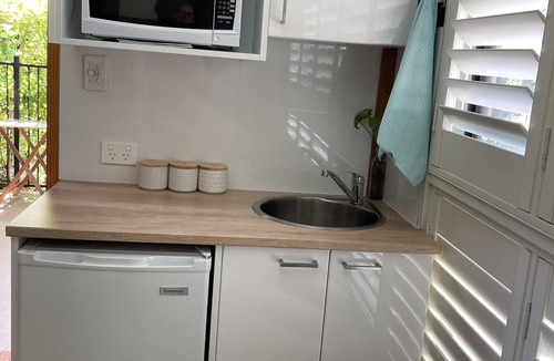 Moffat Beach Apartment | Boudoir on Bryce St - (Pet Friendly to ONE, SMALL non hair shedding dog 4.5kg)