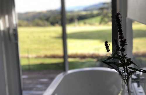 Willow Vale Cottage | Boutique getaway - Just 5 minutes from the beach with sweeping country views