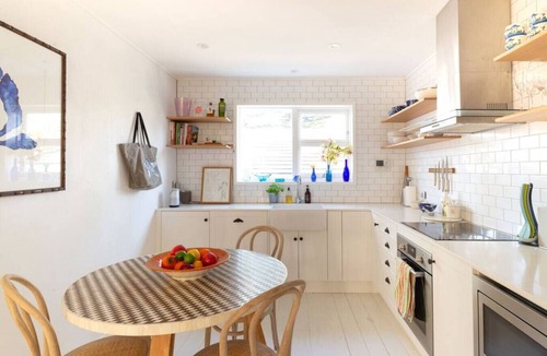 Mona Vale Apartment | Boutique Getaway steps from beach