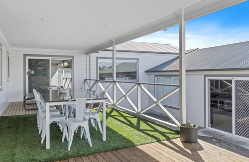 Glenorchy House | Bowden House -Huge Family Home In Hobart -8 Bedroom, 6 Bathroom, 5 Living zones