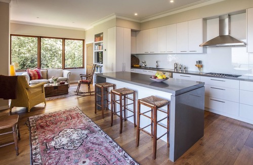 Ferny Creek House | Boyanda At Ferny Creek - A wonderfully historic home with amazing views over the bays and sparkling lights.