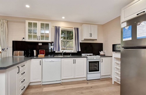 Rothbury Cottage | Bracken Ridge Vineyard - The Entire Estate