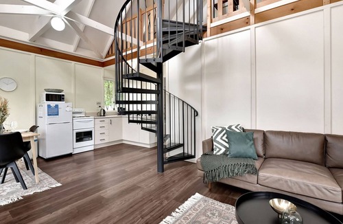 Rothbury Cottage | Bracken Ridge Vineyard - The Entire Estate