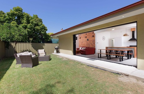 Albury House | Braeside- Victoria St's Secret - Gorgeous four bedroom, two bathroom Federation style central home