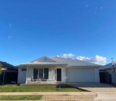 Yarrawonga House | Brand new 4 bedroom home with Golf Views