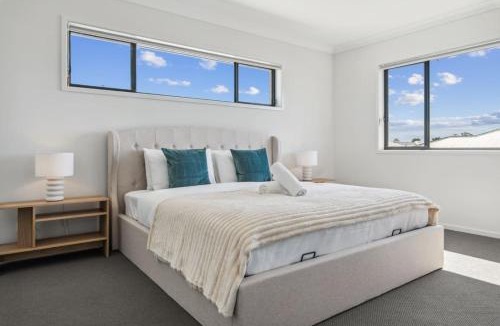 Victoria Point House | Brand New 6BR Holiday Home Beach and Shop Workspace