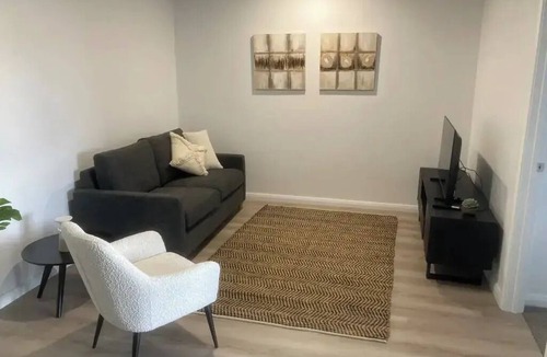 Wagga Wagga Apartment | Brand new lux 3 bedroom townhouse located opposite the Wagga Wagga Racecourse.