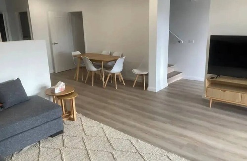 Wagga Wagga Apartment | Brand new lux 3 bedroom townhouse located opposite the Wagga Wagga Racecourse.