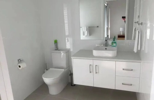 Wagga Wagga Apartment | Brand new lux 3 bedroom townhouse located opposite the Wagga Wagga Racecourse.