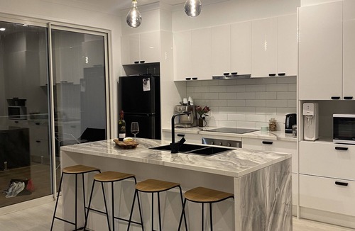 Ventnor House | Brand new upside down townhouse with ocean views