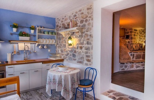 idhra House | BRAXOS A beautiful rocky place