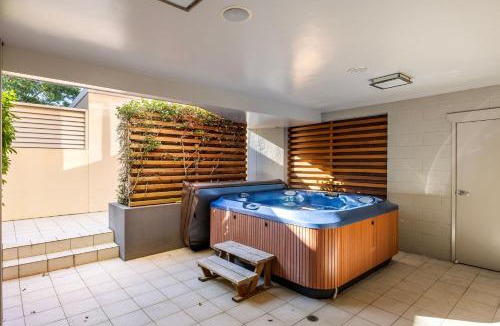 Corlette House | Breath Taking Waterfront