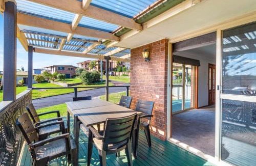 Malua Bay House | Breezy Bungalow at Malua