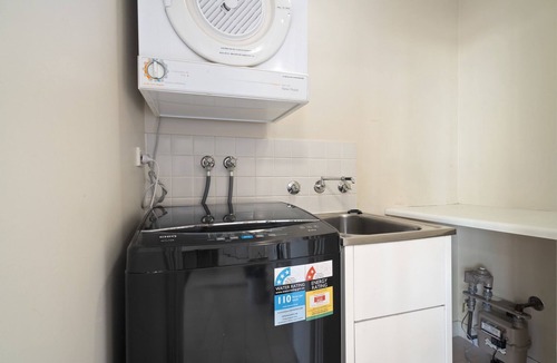 Wentworth Point Apartment | Bright 2-Bed Apartment Near Wentworth Point Sights