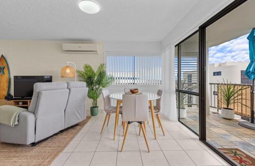 Moffat Beach Apartment | Bright 2-Bed Top-Floor Flat Near Moffat Beach