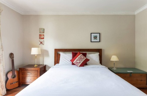 McMahons Point Apartment | Bright and Breezy Harbour Views at McMahons Point