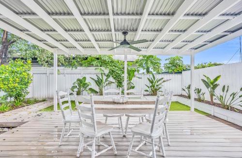 Holloways Beach House | Bright and Spacious Triplex Near Holloways Beach