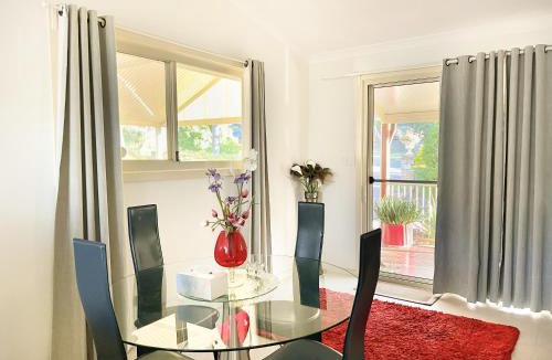 Kelmscott Ski Chalet | Bright & Beautiful Home On The Hills!