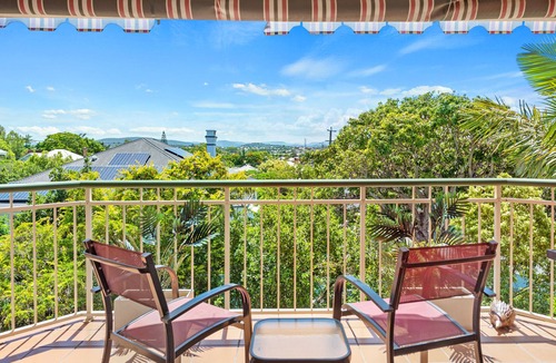 Wooloowin House | Bright & Breezy ~ 2 Bed/2 Bath/1 Car/Views!