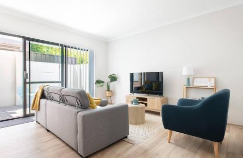 Booragoon Apartment | Bright Trendy 3br Apt - Walk To River & Shops
