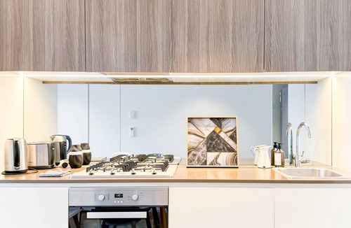 Docklands Apartment | Brilliant Victoria Harbour View Apt Free Parking
